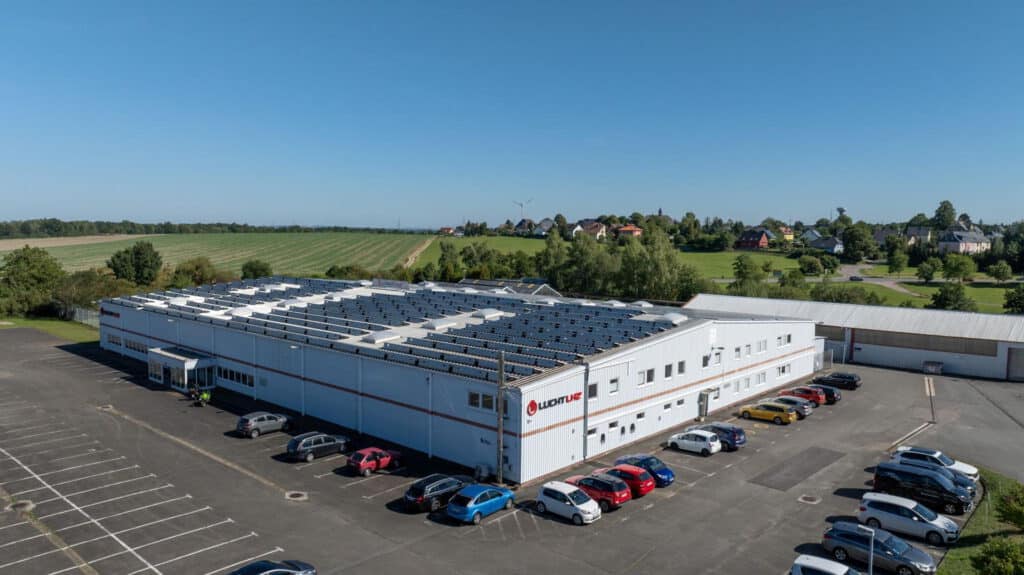 Vergrößerte PV-Anlage für nachhaltige Produktion von Elektroheizungen vom Hersteller LUCHT LHZ